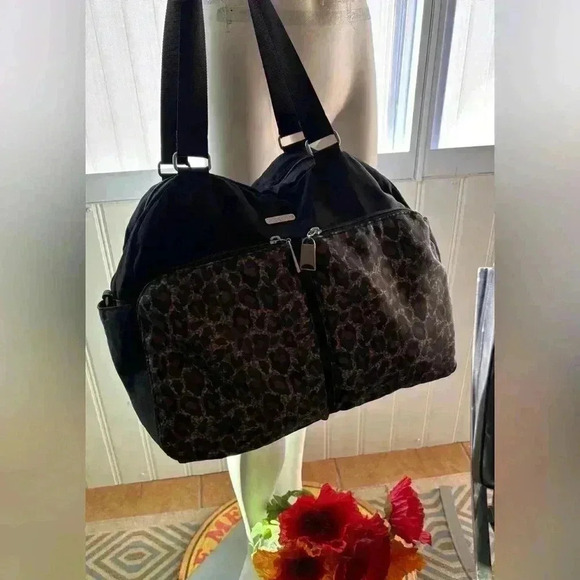 Baggalini Nylon travel/duffle bag. Cheetah, World Traveler, Academia, chic - Picture 4 of 5